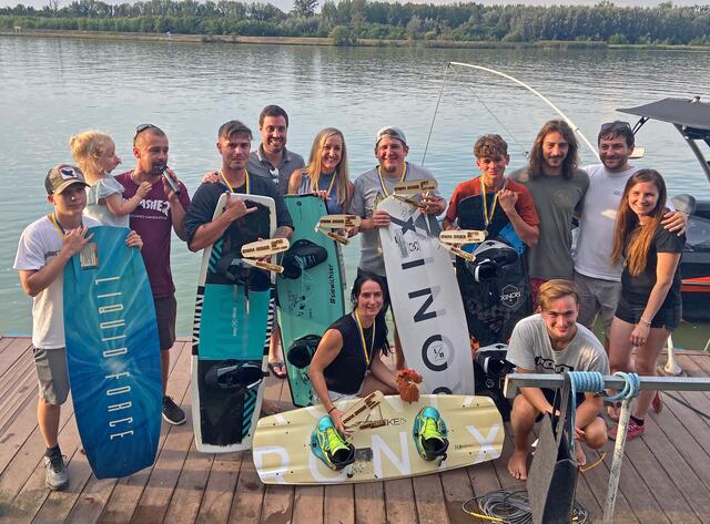Daniel Chadt, Vlad Cosac, Max Negrin, StR Franz X. Hebenstreit, Pavla und Max Krippl, Fabian Niebauer, Christian Ortlieb, Emanuel Ott, Beatrice Spielauer;
sitzend: Julia Klammer, Huberts Mayerhofer | Foto: Wasserskiclub Tulln