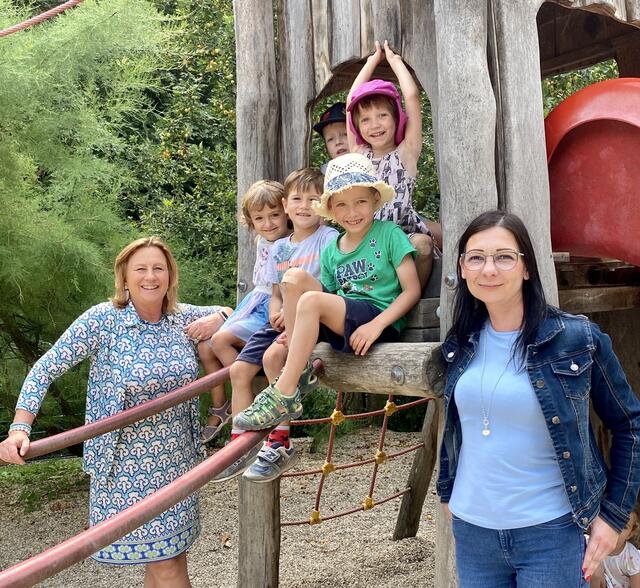 Glückliche Gesichter beim Sommerkindergarten, davon konnten sich Familienstadträtin Maria T. Eder und Referatsleiterin Sandra Helmich im Kindergarten Stolpeckgasse überzeugen. | Foto: Eder