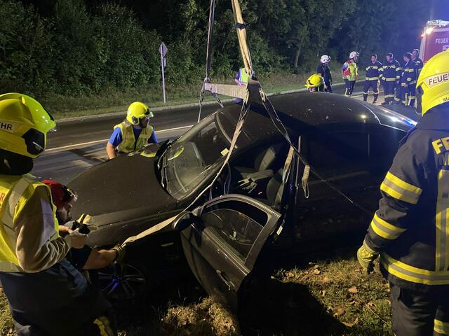 Bei der Fahrzeugbergung waren die Feuerwehren von Mattersburg und Walbersdorf im Einsatz. | Foto: Feuerwehr Mattersburg