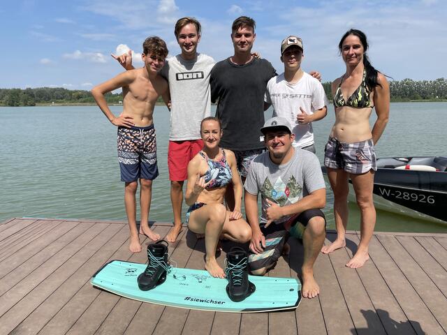 Das Team des Wasserski Clubs Tulln und Teilnehmer beim NÖ Finale der Landesmeisterschaft im Wakeboard: Fabian Niebauer, Hubertus Mayerhofer, Pavla Krippel, Max Negrin, Max Krippel, Daniel Chadt und Julia Klammer | Foto: Victoria Edlinger