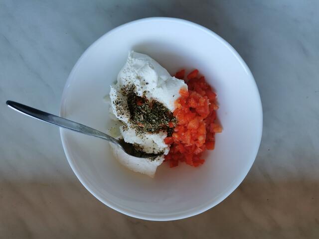 Topfen mit Paprika und Gewürzen verrühren | Foto: Katrin Ebetshuber