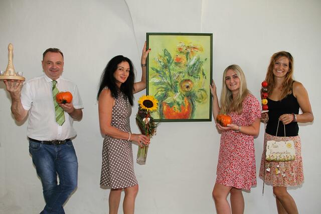 Auch Jasmin, Nina und Veronika (v. re.) freuen sich schon auf das "Erntefest der Hobbykünstler". Organisator Herbert Sommer kann rund 40 Aussteller ankündigen. | Foto: Josef Fürbass