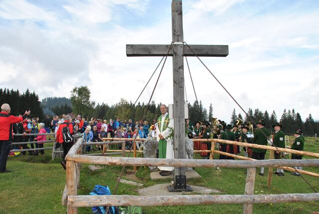 zum 50. Mal fand am Gipfelkreuz am Hochanger eine Bergmesse statt. | Foto: Tamara Himsl