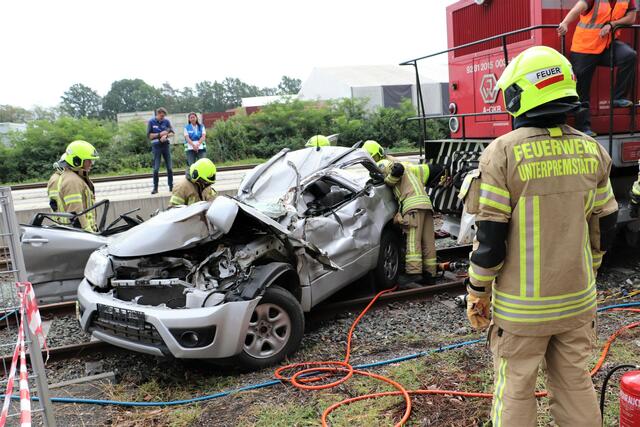 Für die Übung nur gestellt: ein Auto krachte am Bahnhof Premstätten in eine Lok. | Foto: Edith Ertl