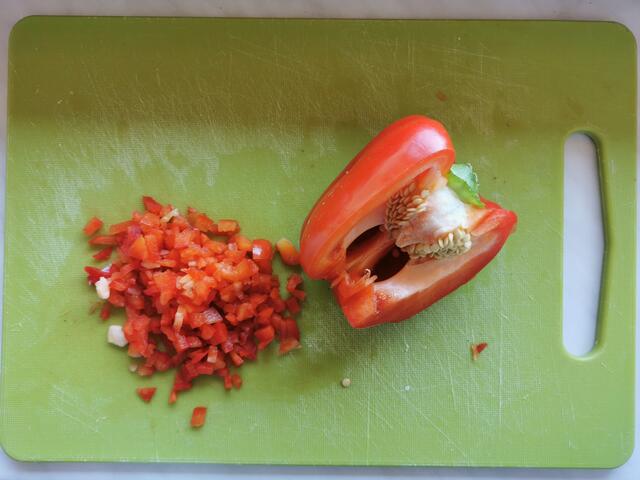 Paprika klein würfelig schneiden. | Foto: Katrin Ebetshuber