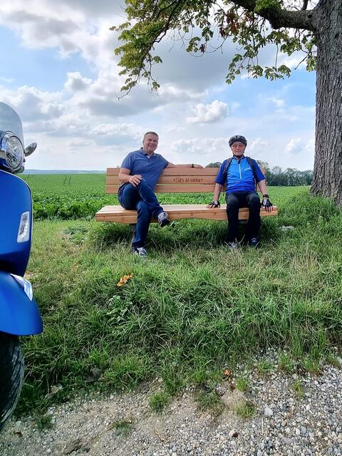 Bürgermeister Christian Partoll testete eine der neuen Sitzbänke. | Foto: Stadtgemeinde Ansfelden
