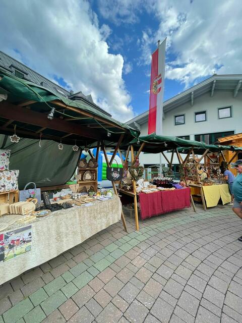 Neben kulinarischen Köstlichkeiten gab es auch viel Handwerk am Bauernmarkt für die Gäste zu bestaunen. | Foto: TVB Uttendorf Weißsee/Thämlitz-Höllerer