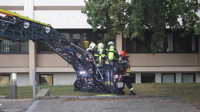 Die Einsatzkräfte während der Evakuierungsübung  | Foto: Universitätsklinikum Krems