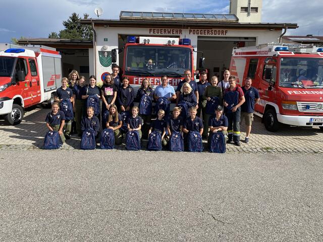 Die Jungfeuerwehr wurde vom Bürgermeister ausgezeichnet. | Foto: Gemeinde Poggersdorf