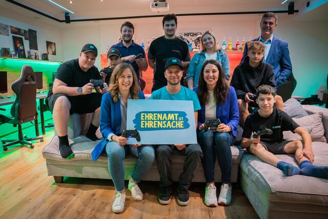 Staatssekretärin Claudia Plakolm, CEO eSportszentrum Rietz Mario Meinschad, Landtagsvizepräsidentin Sophia Kircher, Bürgermeister Gerhard Krug und junge Mitglieder des Jugendzentrums Rietz. | Foto: Fitsch
