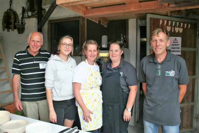 Viele fleißige HelferInnen hatten ob des großen Ansturms alle Hände voll zu tun und ließen das Fest gelingen | Foto: Mair