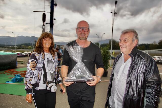 Viele Gäste waren angereist um mit Helmut Steiner (Mitte) zu feiern - hier „Mister Murtal Classic" Pepe Kriebernegg, der sich mit seiner Hilde unter die Gratulanten reihte. | Foto: Hans Georg Ainerdinger