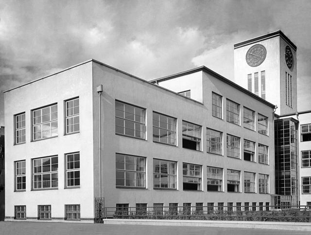 Damals 1931: Die Diesterwegschule als „Schulpalast“
Die Diesterwegschule an der Khevenhüllerstraße war ein Vorbild der sozialdemokratischen Stadtverwaltung und repräsentierte den pädagogischen Fortschritt der Zwischenkriegszeit. Der Gemeinderat fasste im Jahr 1929 dazu einen einstimmigen Beschluss. Nach der Fertigstellung lästerten konservative Parteien über den „Schulpalast“ mit dem 39 Meter hohen Uhrturm. Die Pläne stammten von Stadtbaudirektor Curt Kühne. | Foto: Archiv der Stadt Linz