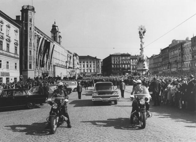 Damals 1968: Verabschiedungsfeier von Bürgermeister Aigner
Der amtierende Bürgermeister Edmund Aigner, Amtsnachfolger von Bürgermeister Ernst Koref, verstarb am 3. Mai 1968 überraschend an einem Herzinfarkt. Noch am Vormittag hatten ihn seine Amtsgeschäfte nach Wien geführt. Am 9. Mai 1968, unter Teilnahme von Bundespräsident Franz Jonas, wurde eine öffentliche Verabschiedungsfeier vor dem Linzer Rathaus abgehalten, an der 12.000 Linzerinnen und Linzer teilnahmen. | Foto: Archiv der Stadt Linz