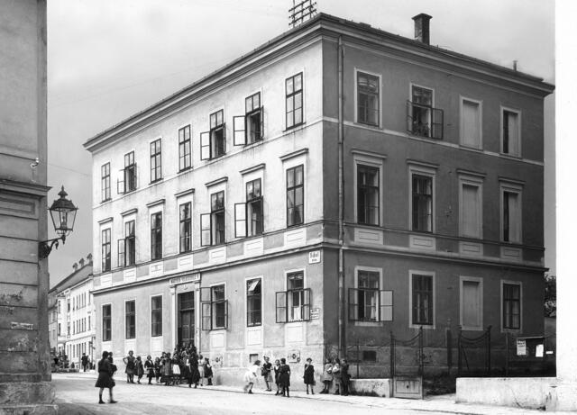 Damals 1927: Die Urfahrer Schule
Bemühungen um den Neubau einer Volksschule in Urfahr lassen sich bis in das Jahr 1821 zurückverfolgen. Tatsächlich errichtet wurde der Bau nicht zuletzt durch das Einschreiten des Schulrates Adalbert Stifter neben der Urfahrer Pfarrkirche im Jahr 1853. Im Gebäude waren sowohl eine Knaben- als auch eine Mädchen-Volksschule untergebracht. Der Abbruch erfolgte schließlich 1983, das Grundstück blieb unverbaut. | Foto: Archiv der Stadt Linz