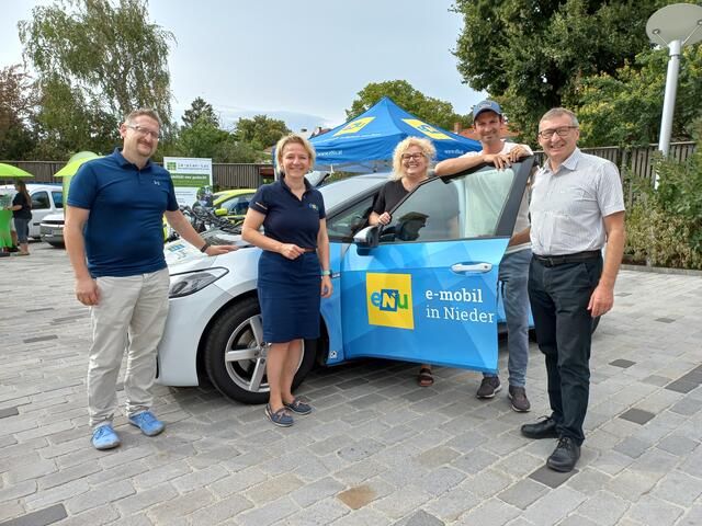 Stadtrat Hannes Kozlik, eNu-Regionalstellenleiterin Regina Engelbrecht, Bürgermeister Ulrike Mühl-Hittinger, Landtagsabgeordneter René Lobner und eNu-Geschäftsführer Herbert Greisberger nehmen an der NÖ Energie-Tour teil. | Foto: eNU