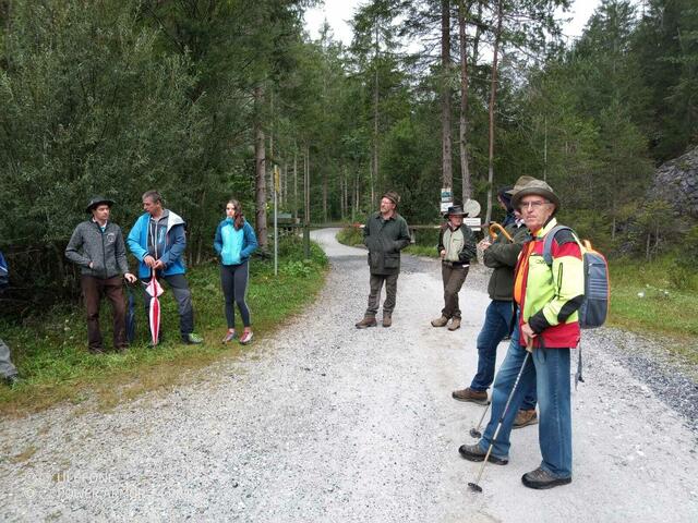 Rund 30 interessierte Teilnehmerinnen und Teilnehmer wurden über aktuelle Themen aus der Forstwirtschaft informiert. | Foto: KK
