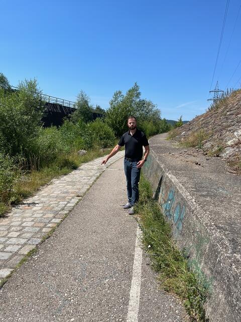 Armin Blind (FPÖ) wünscht sich eine einheitliche Asphaltierung am Wienfluss-Weg. Schon bald soll es so weit sein.  | Foto: Armin Blind