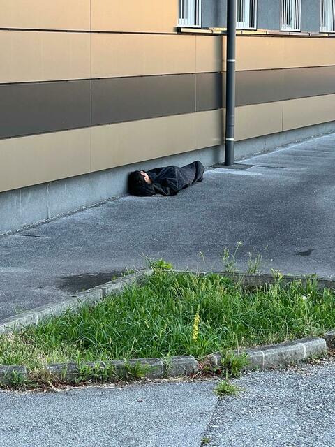 Ein Asylsuchender schläft bei einer Hausmauer. | Foto: Anonyme Anrainerin