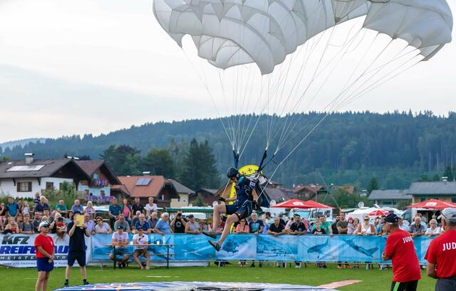 200 FallschirmspringerInnen aus 21 Nationen nahmen am Weltcup Zielspringen in Thalgau teil. | Foto: Irene Hochrieser