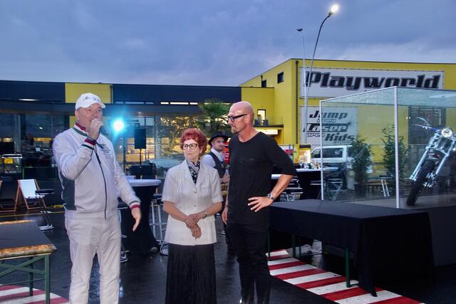 In Spielberg feierte Helmut Steiner seinen „5.0". Bernd Hinteregger (links) streifte in einer Laudatio den Werdegang des gebürtigen Knittelfelders und dankte auch der anwesenden Mutter Steiners.  | Foto: Hans Georg Ainerdinger