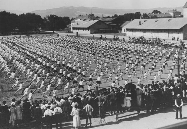 Damals 1923: Arbeiter-Turn- und Sportfest
Der Aufstieg der Turnbewegung begann bereits im 19. Jahrhundert. Neben propagandistischen Motiven war auch die Verbesserung der Gesundheit der verarmten Arbeiterschicht, die häufig an Tuberkulose litt, im Fokus. Das am 14. und 15. Juli 1923 veranstaltete Arbeiter-Turn- und Sportfest erfreute sich großer Beliebtheit. Im Bild zu sehen ist das Vormittagsprogramm des 15. Juli: Wettturnen auf den Südbahnhofgründen. | Foto: Archiv der Stadt Linz