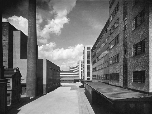 Damals 1935: Neubauten der Tabakfabrik
1935 wurden die ersten Neubauten der Tabakfabrik eröffnet. Der Beschluss für die Erweiterung stammte aus dem Jahr 1928. Peter Behrens und Alexander Popp planten im Stil der Neuen Sachlichkeit. Das Kessel- und Maschinenhaus, das in der Mitte des Hofes stand, erzeugte nicht nur Strom, sondern auch Wasserdampf für die Tabakverarbeitung. Die Zigaretten wurden im langgezogenen Bau an der Ludlgasse produziert. | Foto: Archiv der Stadt Linz