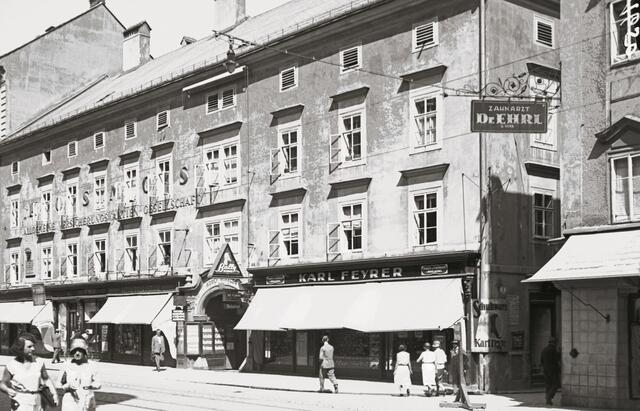 Damals 1930: „Alte Post“ an der Landstraße 15
Seit dem Mittelalter befand sich an der Landstraße das Linzer Bürgerspital, welches 1786 aufgelöst wurde. Das Gebäude diente danach einige Zeit als Postverwaltung, bis es verkauft wurde. 1894 erwarb der Postmeister Adolf Winkler das Haus. 1930/31 wurde es schließlich abgebrochen und an seiner Stelle der vom Architekten Hans Feichtlbauer entworfene „Winklerbau“ an der Ecke zur Bethlehemstraße errichtet. | Foto: Archiv der Stadt Linz