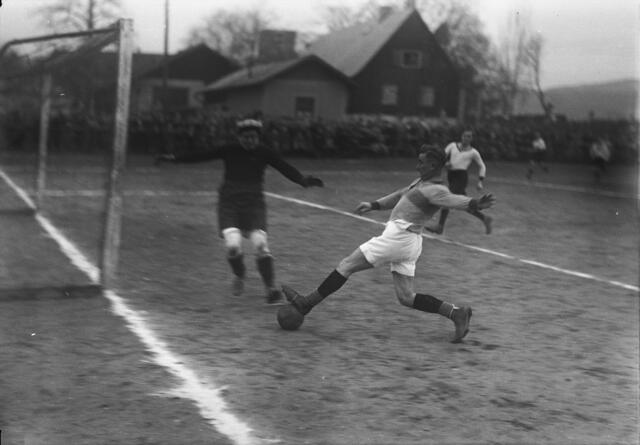 Damals 1934: Gaudimatch in Urfahr
1934 stellte sich eine Mannschaft des Landestheaters für wohltätige Zwecke dem sportlichen Wettkampf mit dem Seniorenteam der Spielervereinigung Urfahr. Das Match wurde ambitioniert geführt, auch wenn der Torwart der Theatertruppe das Ganze nicht allzu ernst zu nehmen schien und sich öfter einen Schluck aus dem Flachmann gönnte. Die Senioren des damals amtierenden OÖ-Meisters SV Urfahr siegten knapp mit 4:3. | Foto: Archiv der Stadt Linz