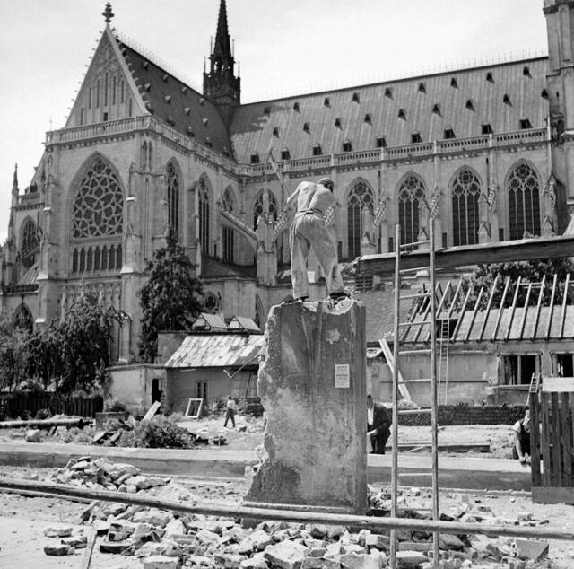 Damals 1936: Gestaltung des Domplatzes
Nach Abschluss der Bauarbeiten am Dom (Fertigstellung des Hauptportals) konnte der Domplatz in den Jahren 1935/36 erstmals gestaltet werden. Nach dem Abbruch der Mauern, welche den Bauplatz des Domes eingefasst hatten, und einiger Nebengebäude wurde der Platz durch die Stadt Linz gepflastert und begrünt. Zuletzt wurde im Jahr 2009 der Platz völlig neu gestaltet und für Veranstaltungen tauglich gemacht. | Foto: Archiv der Stadt Linz