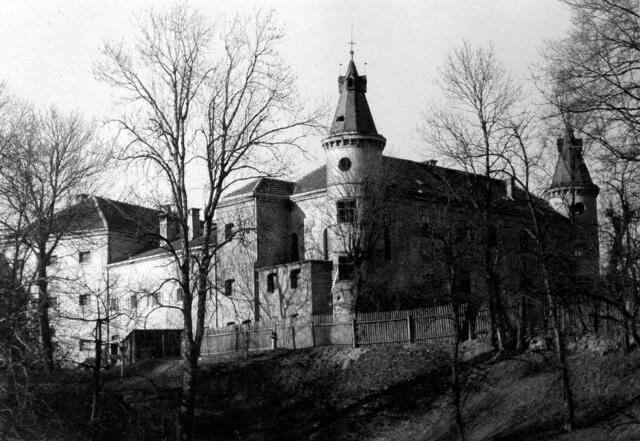 Damals 1963: Schloss Hagen vor dem Abriss
Anfänglich als Lehensgut geführt, wurde Schloss Hagen unter Erzherzog Matthias zu Beginn des 17. Jahrhunderts in ein freies Edelmannsgut umgewandelt. Zu der Vielzahl an Besitzern gehörten auch die Fürsten von Starhemberg. Durch Fliegerangriffe im Zweiten Weltkrieg beschädigt, wurde das Schloss im Jahr 1963 abgerissen. Heute befindet sich die Anton Bruckner Privatuniversität auf dem ehemaligen Schlossgelände.

 | Foto: Archiv der Stadt Linz