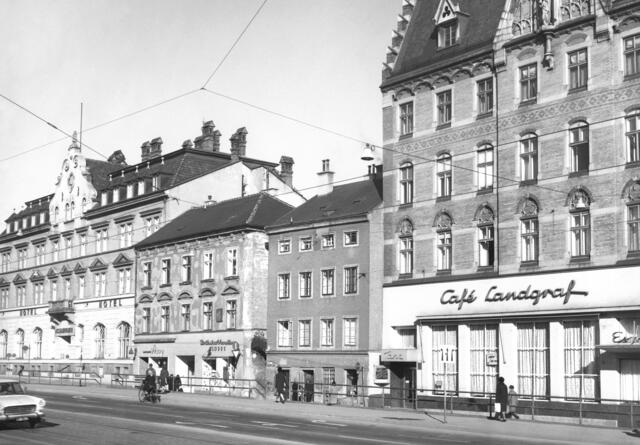 Damals 1967: Die Hauptstraße in Urfahr
Auf dem Foto von 1967 sind die Häuser Hauptstraße 12-18 zu sehen, die durch den Bau der Nibelungenbrücke unter das Straßenniveau zu liegen kamen. Das 1899-1909 errichtete und 1975 demolierte Hotel Achleitner (links) war der führende Beherbergungsbetrieb in Urfahr. Als Wohnhaus des Nähmaschinenfabrikanten Johann Jax 1900 errichtet, war das Café „Landgraf“ über Jahrzehnte Zentrum der Jugendkultur in Urfahr. | Foto: Archiv der Stadt Linz