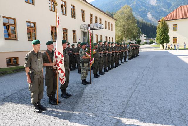 Der angetretene Insignientrupp des Militärkommandos und die Kompaniefahne der 1. Jägerkompanie mit den anzugelobenden Soldaten. | Foto: Vizeleutnant Gerhard Eller