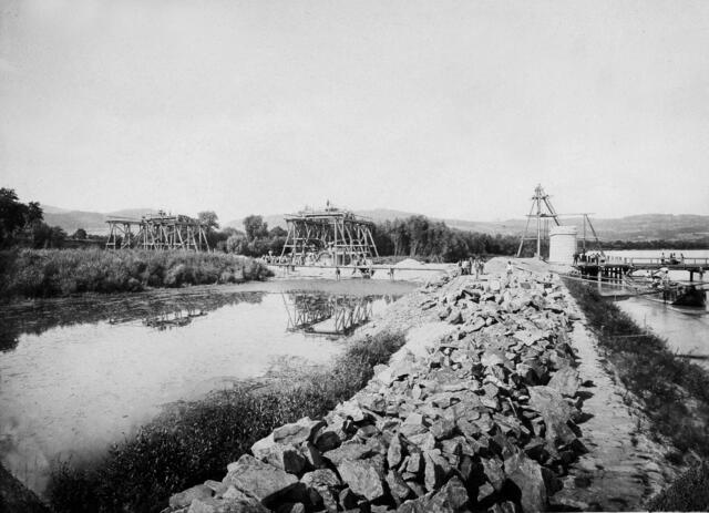 Damals 1897: Baugerüst für die Eisenbahnbrücke
In den Jahren 1897 bis 1900 wurde die Linzer Eisenbahnbrücke vom Hofschlosser Anton Biró erreichtet und am 14. November 1900 als kombinierte Eisenbahn- und Straßenbrücke eröffnet. Die genietete Eisenkonstruktion überlebte den Zweiten Weltkrieg ohne Schäden und stand unter Denkmalschutz, den sie 1994 erstmals verlor. Der im Jahr 2002 neuerlich verhängte Denkmalschutz wurde 2013 ein zweites Mal aufgehoben. | Foto: Archiv der Stadt Linz
