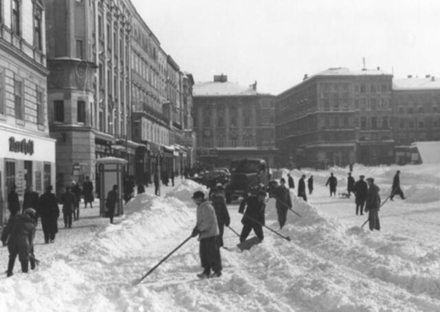 Damals 1947: Schneeschaufler am Hauptplatz
In den 40er Jahren des vorigen Jahrhunderts waren schneereiche Winter häufiger als heute. Die Schneeräumung erfolgte damals zu einem großen Teil händisch, wie hier am Foto vom Februar 1947 ersichtlich. Am linken Bildrand das Haus der Kolonialwarenhandlung Max Christ, daneben, getrennt durch die Rathausgasse, der Turm des Rathauses. Am rechten Bildrand der schneebedeckte Abgang zum ehemaligen Hauptplatzbunker. | Foto: Archiv der Stadt Linz