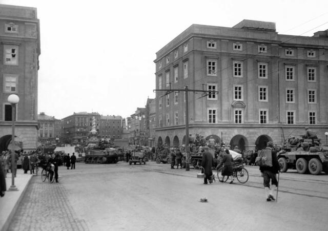 Damals 1945: Einmarsch der Amerikaner in Linz
Am 5. Mai 1945 marschierte die Amerikanische Dritte Armee vom Mühlviertel kommend kampflos in Linz ein. US-Militärfahrzeuge wie Sherman-Panzer und Jeeps erreichten den mit weißen Fahnen beflaggten Hauptplatz. Neben der teilweise demontierten Dreifaltigkeitssäule befand sich der Eingang zum Hauptplatzbunker. Die Bevölkerung beobachtete interessiert die Amerikaner, die bald eine Ausgangssperre verhängten. | Foto: Archiv der Stadt Linz