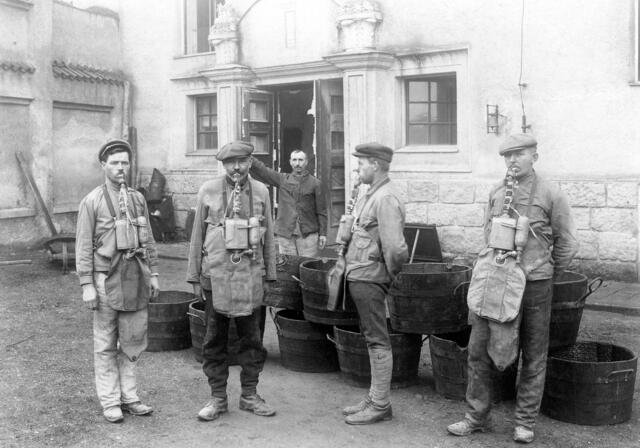 Damals nach 1900: Atemschutzgeräte der Feuerwehr
Die ersten Atemschutzgeräte kamen bei Feuerwehren ab Mitte des 19. Jahrhunderts zum Einsatz. Zunächst dominierten noch Geräte, bei denen über einen Schlauch von außen Frischluft zugeführt wurde, doch ab 1900 wurden zunehmend tragbare Atemschutzgeräte entwickelt. Diese mit Sauerstoffflaschen ausgestatteten Systeme kamen in ihrer hier zu sehenden Frühform auch bei der Freiwilligen Feuerwehr Linz zum Einsatz. | Foto: Archiv der Stadt Linz