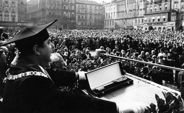 Damals 1966: Eröffnung der Hochschule Linz
Bereits nach dem Ende des Zweiten Weltkrieges gab es erste Überlegungen eine Hochschule in Linz zu etablieren. Mitte der 1950er Jahre setzte sich der Entschluss, eine Hochschule für Sozial- und Wirtschaftswissenschaften zu gründen, durch. Die feierliche Eröffnung konnte am 8. Oktober 1966 mit einem Festakt auf dem Linzer Hauptplatz begangen werden. Die Umwandlung in eine Universität erfolgte erst 1975. | Foto: Archiv der Stadt Linz