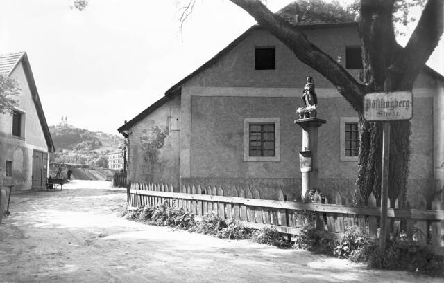 Damals in den 1930er-Jahren: Zwischen Presshaus und Pferdestall
Die beiden Bauten an der Abzweigung der ehemaligen Pöstlingbergstraße von der Knabenseminarstraße wurden 1937 abgerissen. Links ist der Pferdestall erkennbar und rechts die Statue der Maria Immaculata auf der Säule vor dem Presshaus, die aus der ersten Hälfte des 18. Jahrhunderts stammt. 1954 wurde der Straßenverlauf in Petrinumstraße umbenannt. Die Pöstlingbergstraße besteht heute nur mehr als Sackgasse. | Foto: Archiv der Stadt Linz