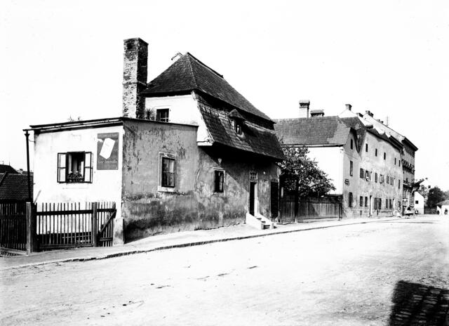 Damals in den 1920er-Jahren: Das Bettelrichterhäusl
Das Haus Lederergasse 31 hatte ebenso viele Spitznamen wie Funktionen. Es wurde zu verschiedenen Zeiten als Bettelrichterhäusl, als Aufseherhäusl, Baderstöckl oder als Totengräberhäusl bezeichnet. Es diente als Pestlazarett seit 1645, als Unterkunft für psychisch kranke und geschlechtskranke Menschen und als Choleraspital von 1855 bis 1868. Seit 1879 als Wohnhaus genutzt, wurde es im Jahr 1959 abgerissen.

 | Foto: Archiv der Stadt Linz