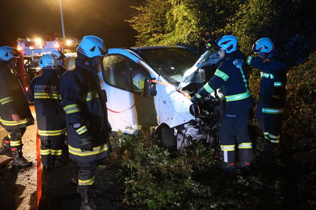 Der Fahrer des Kleintransporters konnte sich bereits vor dem Eintreffen der Einsatzkräfte aus dem Wagen befreien. | Foto: laumat.at/Matthias Lauber