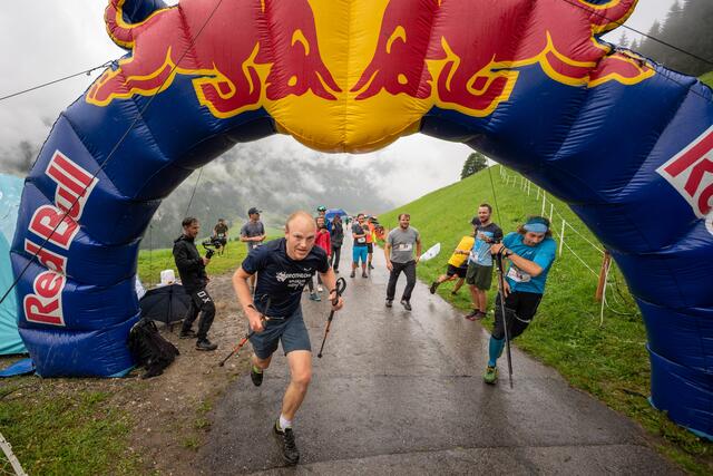 Im Laufschritt ging es vom Sportplatz in Kleinarl über 900 Höhenmeter hinauf zum Paragleit-Startplatz beim Gasthof Pröll. | Foto: Aerothlon_Lukas Pilz