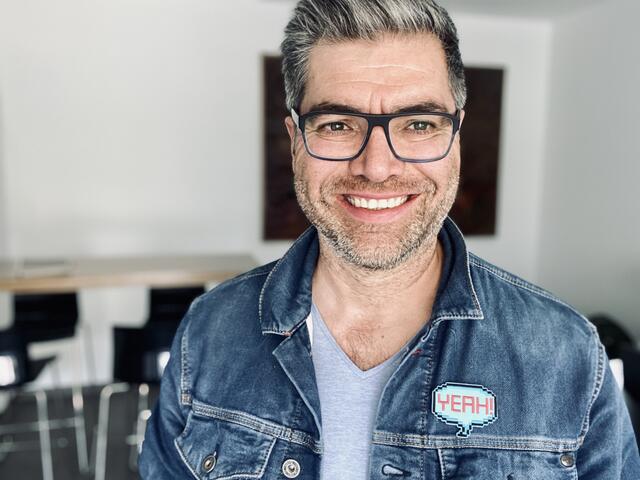 Arno Hochsteiner, Inhaber der Welser Werbeagentur Designkitchen, die Markenentwicklung und Markendesign für Familienunternehmen in Oberösterreich anbietet. | Foto: Arno Hochsteiner/Designkitchen