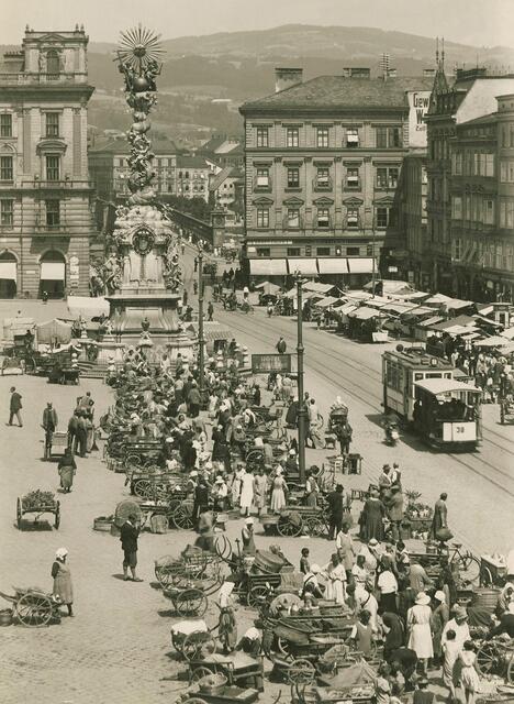 Damals in den 1920er-Jahren: Handwägen auf dem Hauptplatz
Die Linzer Wochenmärkte fanden in der Zwischenkriegszeit immer dienstags und samstags statt und die Verkaufsstände waren getrennt nach Produktgruppen aufgestellt. Sie richteten sich an Großverbraucher. Der kleine Markt fand auf der Rathausseite des Hauptplatzes statt und zog die Menschen an, die ihre täglichen Einkäufe erledigen wollten. Die Marktlieferanten waren in der Mehrzahl noch mit Handwägen unterwegs. | Foto: Archiv der Stadt Linz