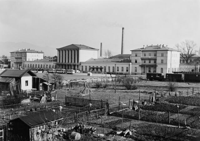 Damals 1936: Schrebergärten neben dem Bahnhof
In den Jahren 1931 bis 1936 wurde der Personenbahnhof als letzte Maßnahme zur Erneuerung der Linzer Bahnanlagen nach einem Entwurf des Architekten Anton Wilhelm fertiggestellt. Die beiden markanten Eckbauten glichen dem Vorgängergebäude. Die Doppelturmfassade des alten Eingangs wurde durch eine Eingangshalle ersetzt. Vor dem Hauptgebäude wurde der Bahnhofvorplatz noch von kleinen Schrebergärten umzingelt. | Foto: Archiv der Stadt Linz