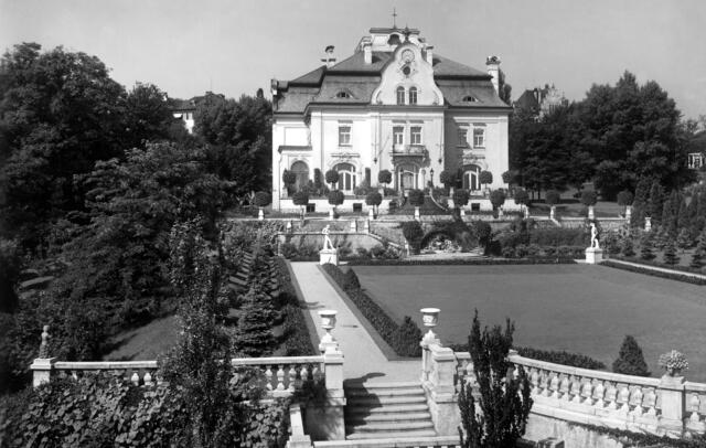 Damals 1907: Die Hatschekvilla auf der Gugl
Die Hatschekvilla (Auf der Gugl 3) wurde 1899/1900 nach Plänen der Architekten Ferdinand Fellner und Hermann Helmer errichtet. Im Jahre 1907 erwarb der Industrielle Ludwig Hatschek die Villa und ließ dazu einen Park anlegen. Den angrenzenden Grund stellte er für die Errichtung der Bauernberganlagen zur Verfügung. 1972 wurde die Villa abgebrochen und ein Verwaltungsgebäude der Landwirtschaftskammer errichtet. | Foto: Archiv der Stadt Linz