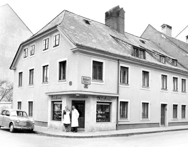 Damals 1953: Die Bäckerei Hans Dratlehner
Das schlichte zweigeschoßige Wohnhaus war seit 1773 im Besitz der Bäckerfamilie Dratlehner und wurde im Jahr 1992 abgerissen. Bis 1994 entstand ein mehrgeschoßiges Wohn- und Geschäftshaus mit einem Eckerker. Das Haus Hafnerstraße 32/Wurmstraße 12 besteht seit Anfang des 18. Jahrhunderts. Nach einem Brand bei der Belagerung von Linz im Österreichischen Erbfolgekrieg im Jahr 1742 wurde das Haus neu errichtet. | Foto: Archiv der Stadt Linz