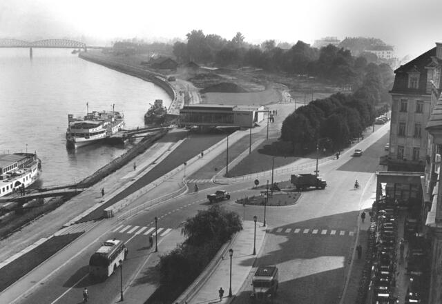 Damals ca. 1958: Donaudampfschifffahrtsgesellschaft DDSG Anlegestelle
Der Blick auf die noch unfertige Donaulände in den späten 1950er Jahren, kurz nach dem Bau der neuen Personenschiff-Anlegestelle der Donaudampfschifffahrtsgesellschaft DDSG. Der moderne Bau wurde 1957 eröffnet. 1984 wurde das Gebäude erweitert und mit der Tanzschule Jakob entstand eines der modernsten Tanzzentren Österreichs. Im Sommer 2000 musste das Gebäude schließlich dem Bau des Lentos Kunstmuseum weichen. | Foto: Archiv der Stadt Linz