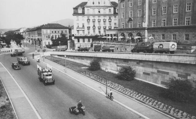 Damals 1950er Jahre: Hotel Weinzinger an der Unteren Donaulände
Hervorgegangen aus dem ursprünglichen Hotel „Zum Erzherzog Carl“, wurde das Hotel Weinzinger 1912 zum modernsten Hotel in Linz ausgebaut. In der NS-Zeit wurde es an die Stadt Linz verkauft und als Hotel „Linzer Hof“ weitergeführt, bis es schließlich 1962 abgebrochen und durch einen Versicherungsbau ersetzt wurde. Im Gebäude der heutigen Kunstuniversität befand sich damals das Konzert-Terrassen-Café. | Foto: Archiv der Stadt Linz