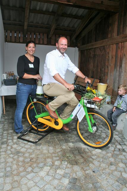 Bgm. Daniel Stern „erradelte“ sich einen Smoothie bei Franziska | Foto: Mair